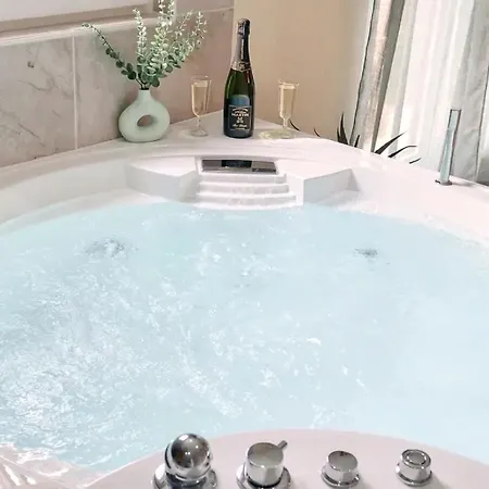 Jardin D'eden : Sauna, Balneo & Jardin Privatif