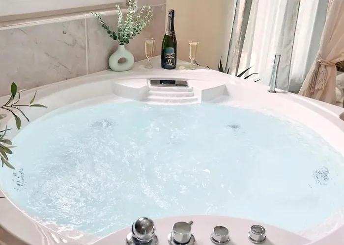 Jardin D'eden : Sauna, Balneo & Jardin Privatif